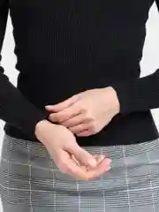 Черный свитер женский
