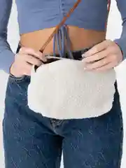 Белый плюшевая сумка через плечо