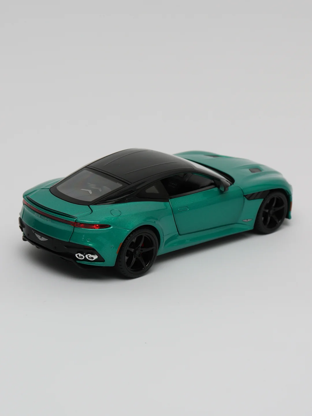 Зеленый металлическая машинка Aston Martin 1:22