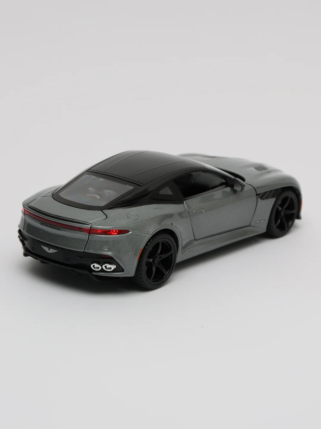 Серый металлическая машинка Aston Martin 1:22