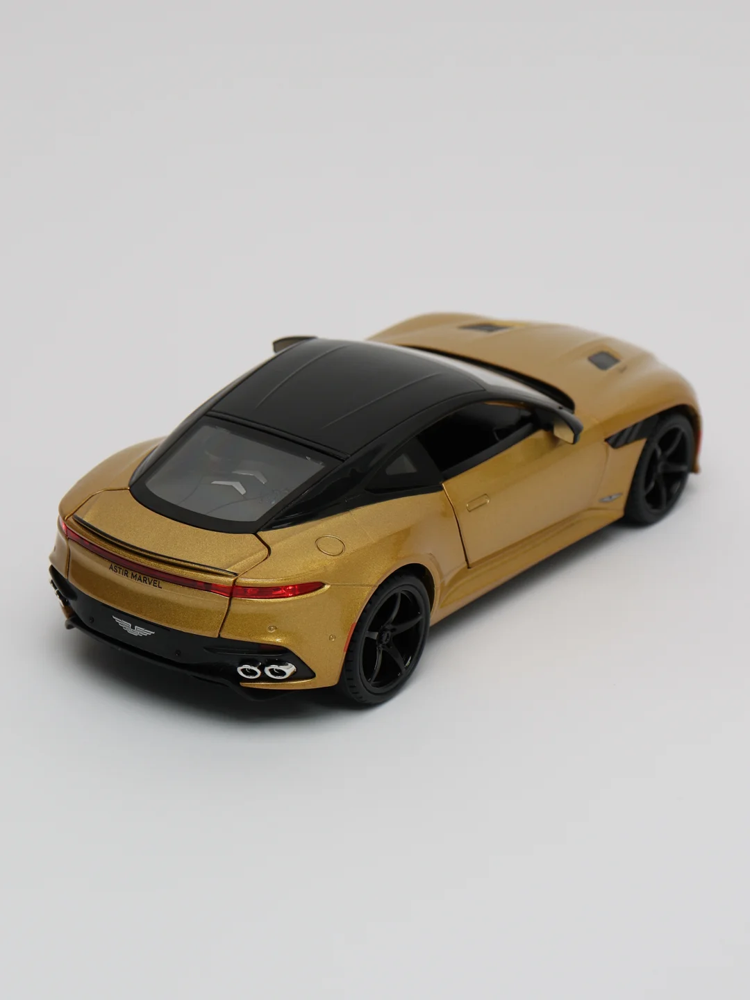 Золотой металлическая машинка Aston Martin 1:22