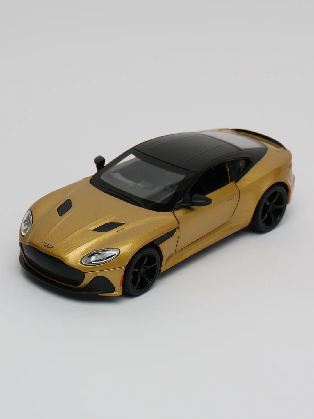 Золотой металлическая машинка Aston Martin 1:22