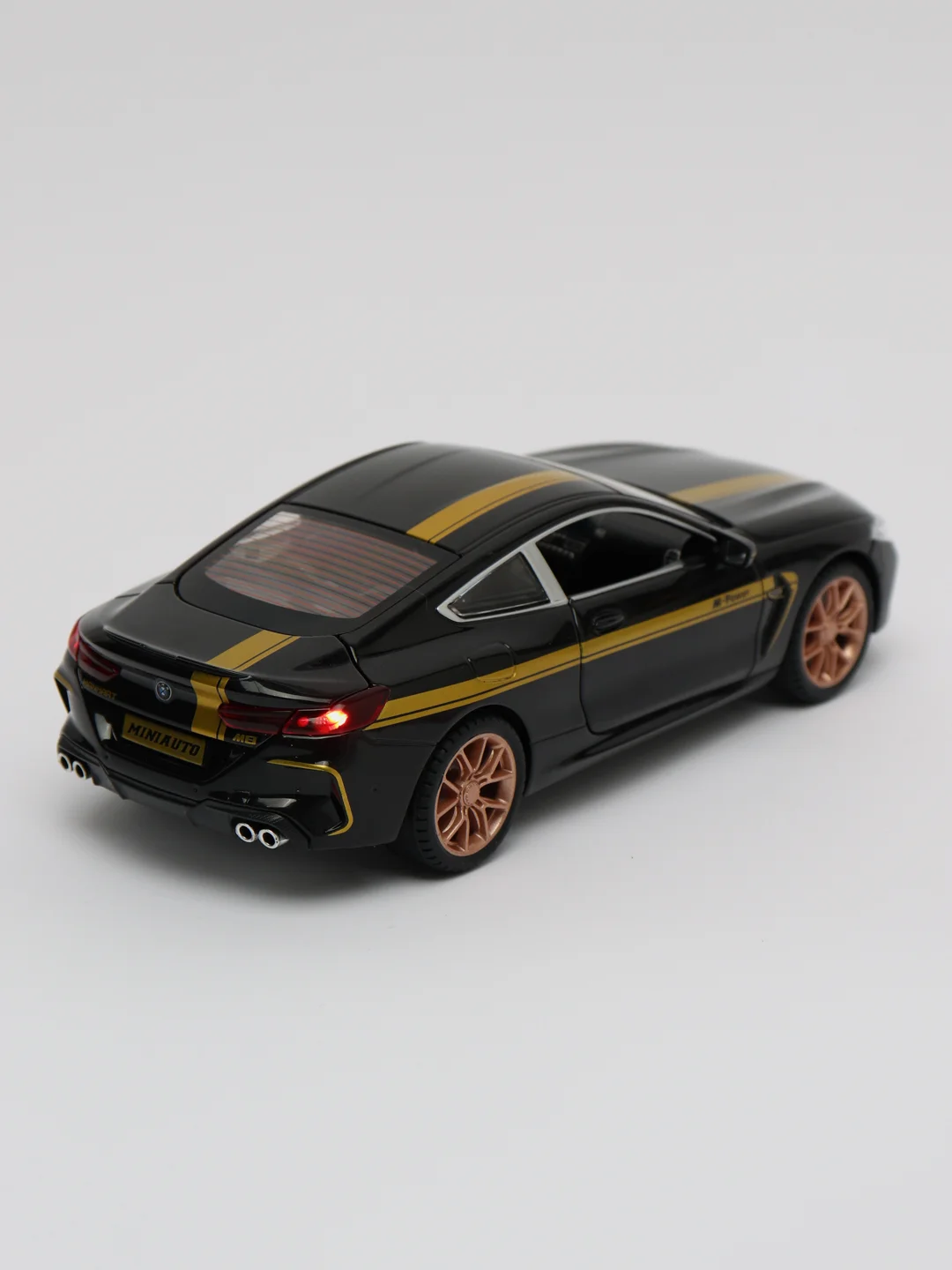 Черный игрушечный автомобиль BMW M8 M-Power 1:24 MiniAuto