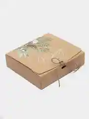 Бежевый коробка подарочная новогодняя с ленточкой. 20*18*5 см