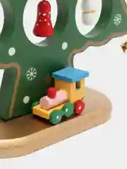 Зеленый ёлка новогодняя с игрушками. Дереявянная ёлочка для декора