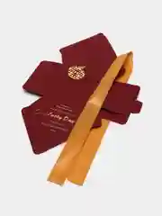 Красный коробка подарочная, с атласным бантом и золотой "монеткой"