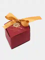 Красный коробка подарочная, с атласным бантом и золотой "монеткой"