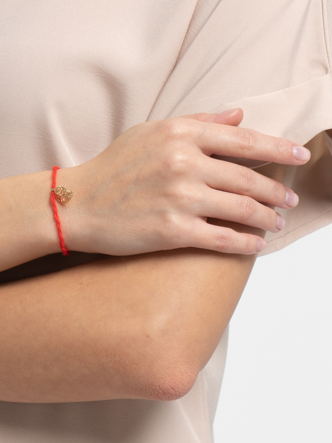 Красная нить на запястье: как правильно завязать 7 желаний, на какой руке носить