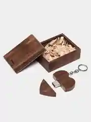 Коричневый флеш-накопитель USB деревянный в форме "Сердце"