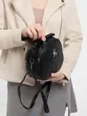 Сумка с декоративным элементом