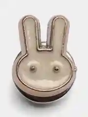 Кремовый брошь