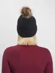 Черный шапка с помпоном