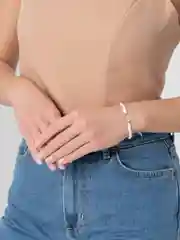 Молочный браслет, красная нить