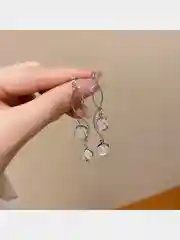 Белый серьги-подвески с лунным камнем "магическим шаром"