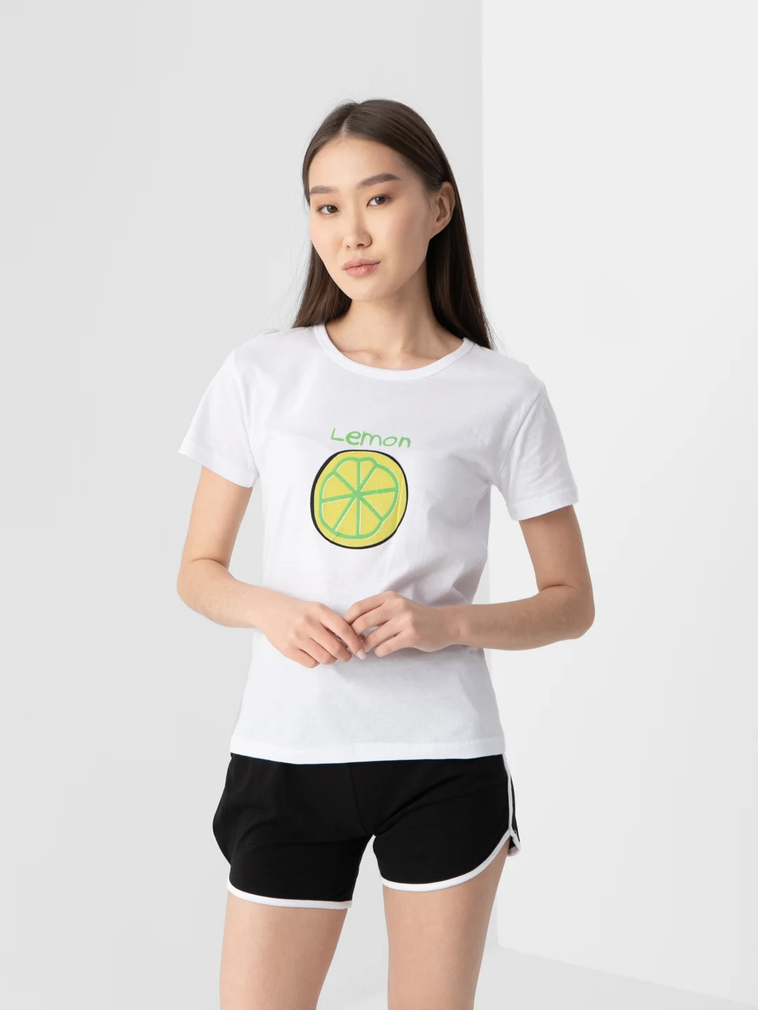 Белый женский костюм: футболка с принтом "Lemon" и шорты с лампасами