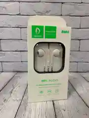 Белый наушники с микрофоном