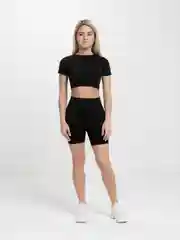 Черный женский спортивный костюм: шорты и футболка