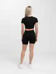 Черный женский спортивный костюм: шорты и футболка