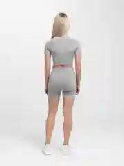 Белый женский спортивный костюм: шорты и футболка