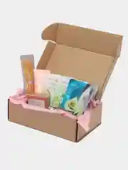 Розовый подарочный набор уходовой косметики с бумажным наполнителем и открыткой, 12 и 10 предметов