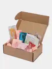 Конфетный подарочный набор уходовой косметики с бумажным наполнителем и открыткой, 12 и 10 предметов