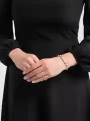 Золотой браслет из бусин, светящийся в темноте