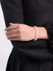 Браслет из бусин-звездочек, светящийся в темноте