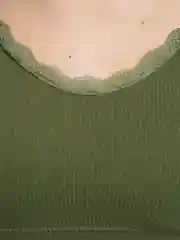 Зеленый женский топ с кружевами