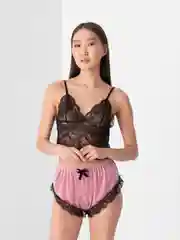 Розовый пижама женская: топ ажурный и шорты велюр