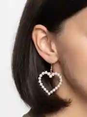 Серьги в форме сердечка из бусин