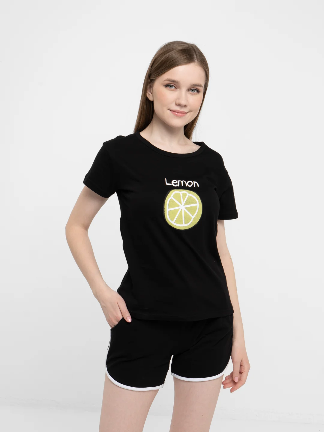 Черный женский костюм: футболка с принтом "Lemon" и шорты с лампасами