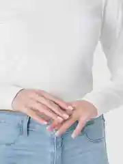Белый топ с длинными рукавами, укороченный