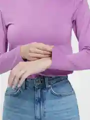Розовый водолазка