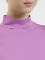 Розовый водолазка