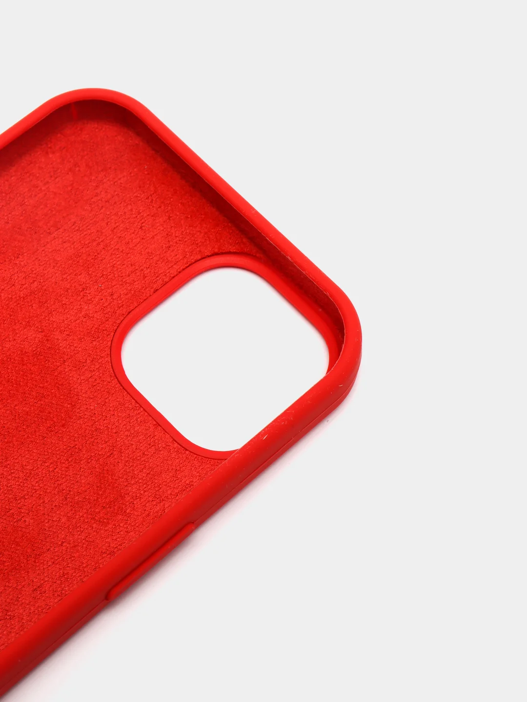 Алый чехол Silicone Case для iPhone 13 с закрытым низом