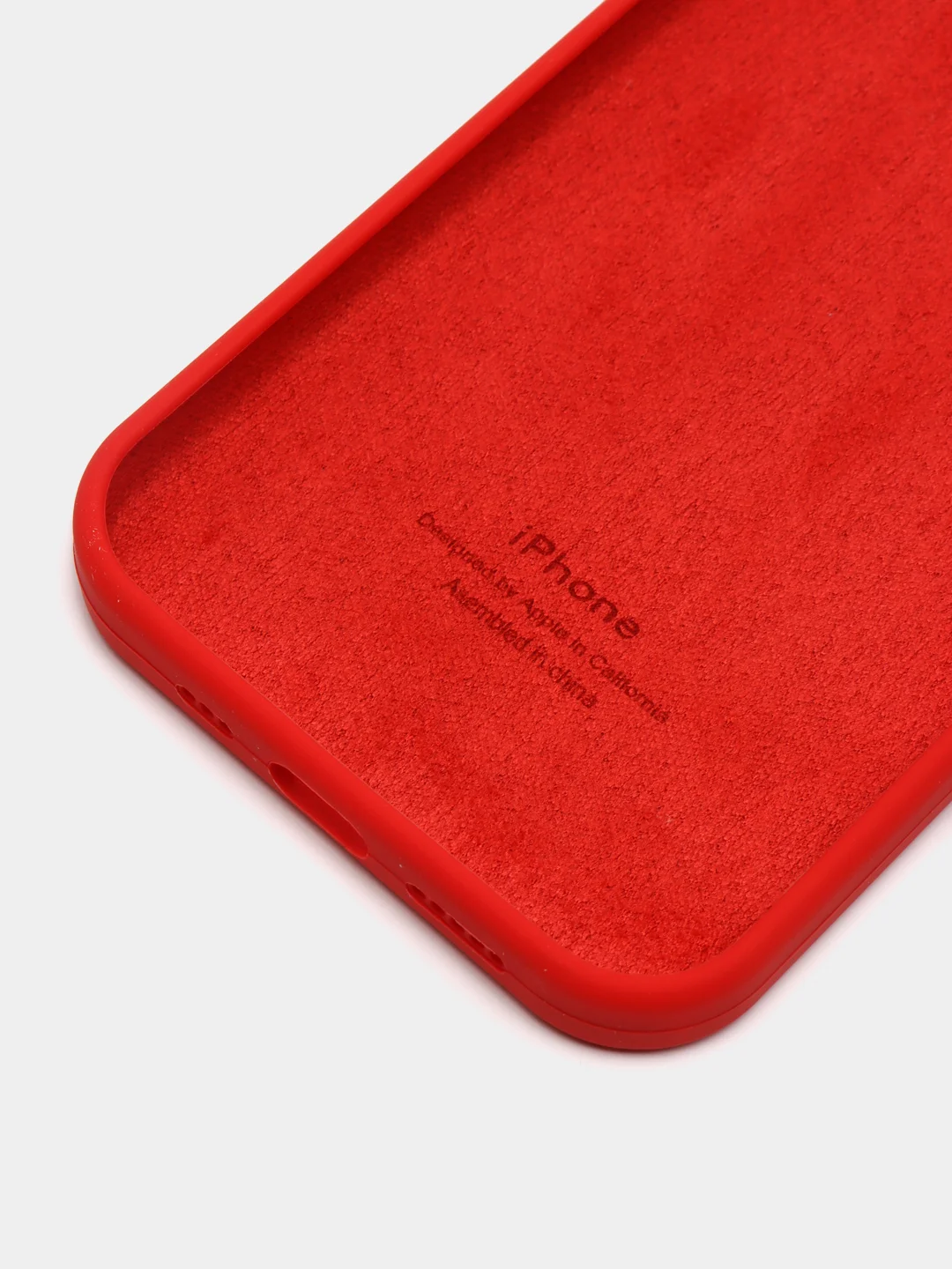 Алый чехол Silicone Case для iPhone 13 с закрытым низом