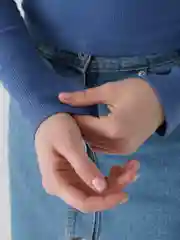 Синий лонгслив укороченный, в рубчик, с длинными рукавами