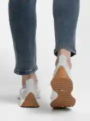 Белый кроссовки женские модные