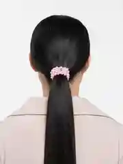 Розовый резинки с жемчугом