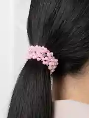 Розовый резинки с жемчугом