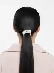 Белый резинки с жемчугом