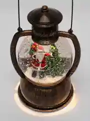 Бронзовый новогодний шар со снегом