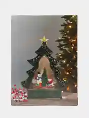 Коричневый новогодний шар со снегом
