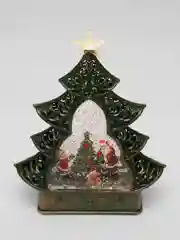 Коричневый новогодний шар со снегом