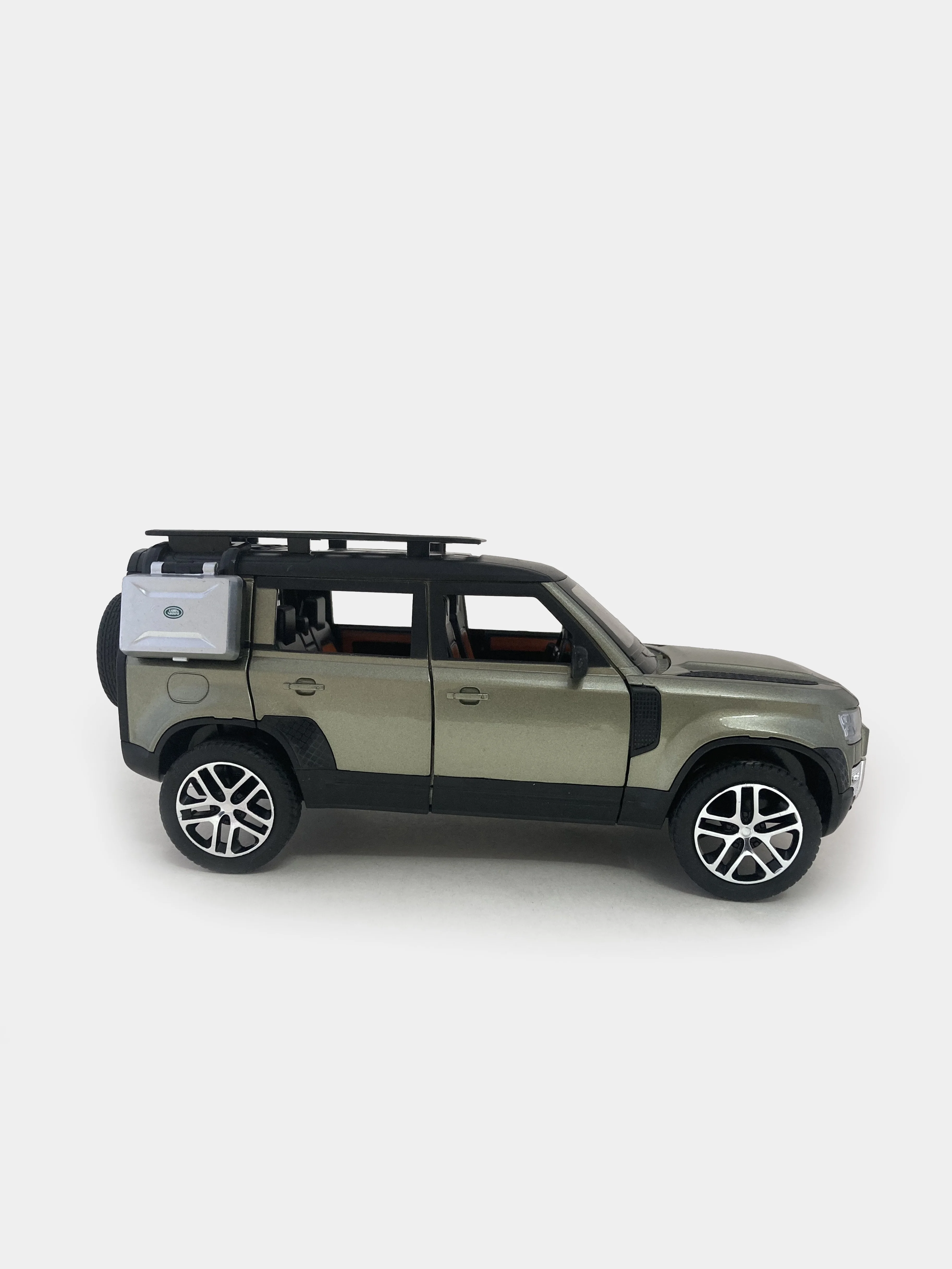 Зелёный хаки машина большая свет звук металлическая Land Rover Defender, инерционная с озвучкой, 20 см