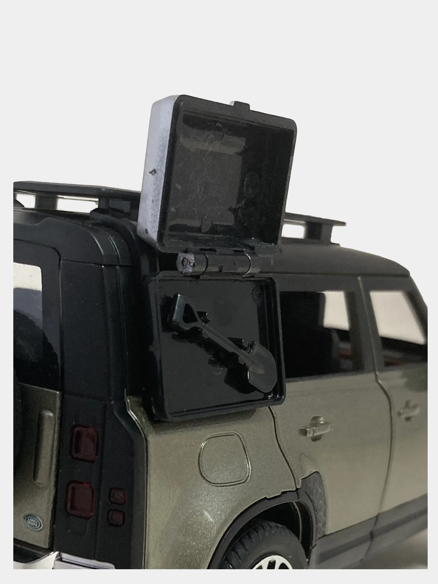 Зелёный хаки машина большая свет звук металлическая Land Rover Defender, инерционная с озвучкой, 20 см