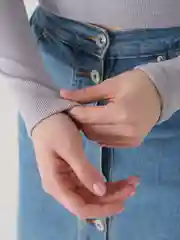 Серый лонгслив укороченный, в рубчик, с длинными рукавами
