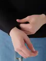 Черный женская водолазка с вырезом на груди, в рубчик, с длинным рукавом