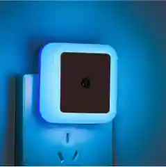 Синий светодиодный ночник с датчиком света LED, белый с включением от розетки