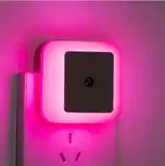 Тёмно-розовый светодиодный ночник с датчиком света LED, белый с включением от розетки